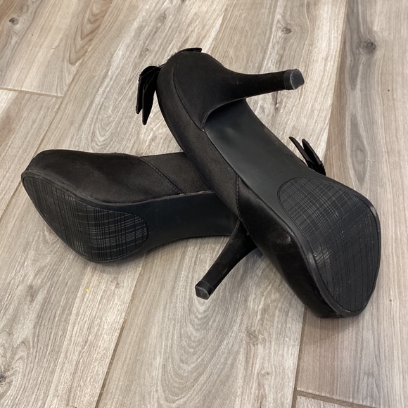 Super cute 🥰 Black heels with back bow detail - Picture 4 of 6